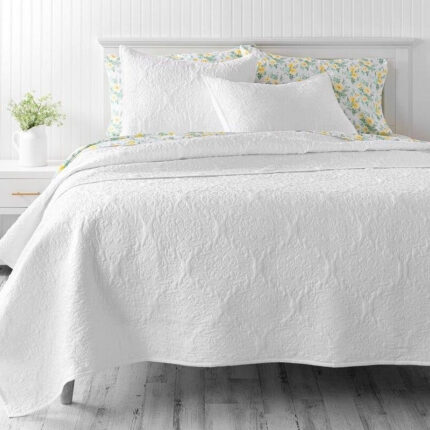 Queen Size Cotton 3-Piece Quilt Set in White with Quilted Damask Pattern